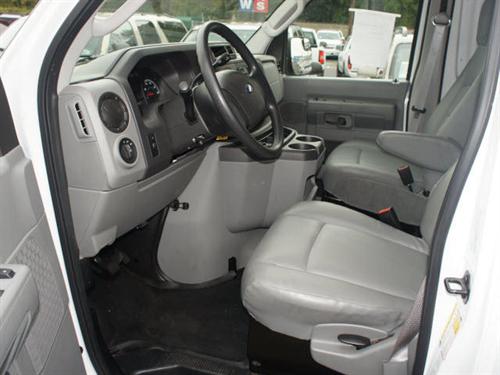 Ford Econoline 2011 photo 3