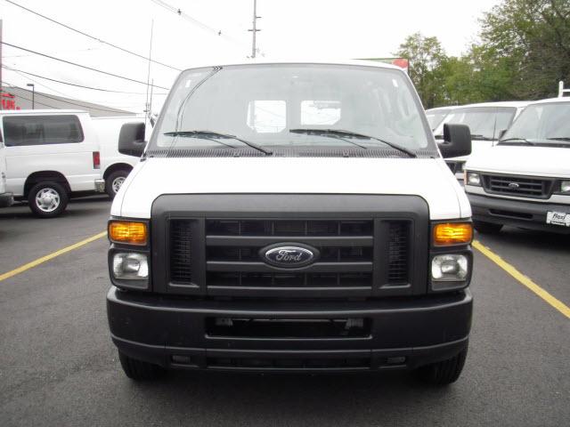 Ford Econoline 2011 photo 1