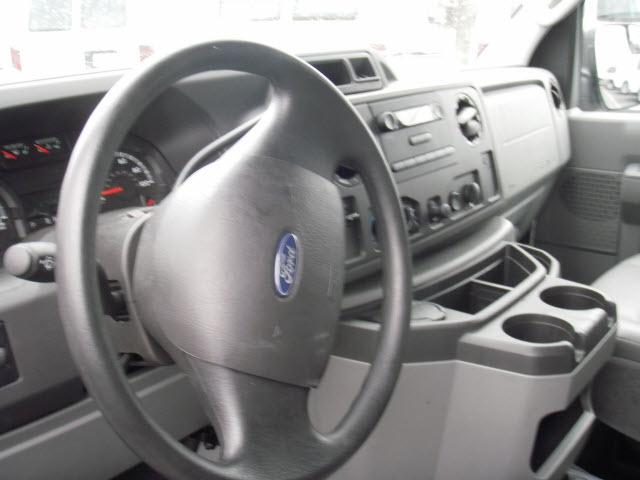 Ford Econoline 2011 photo 3