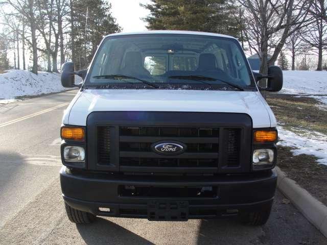 Ford Econoline 2011 photo 2