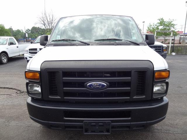 Ford Econoline 2011 photo 2