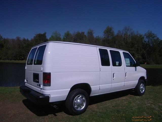 Ford Econoline 2011 photo 2