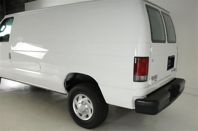 Ford Econoline 2011 photo 4