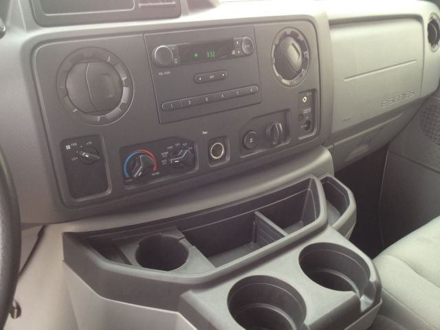 Ford Econoline 2012 photo 10