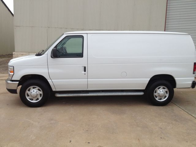 Ford Econoline 2012 photo 11