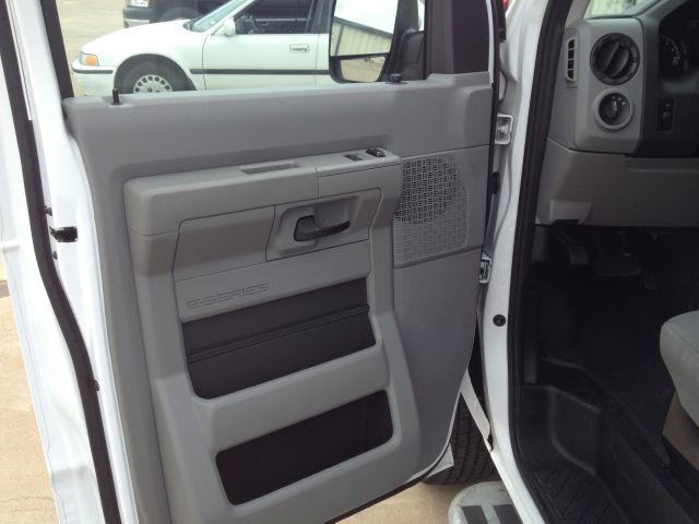 Ford Econoline 2012 photo 14