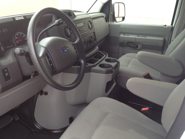 Ford Econoline 2012 photo 9
