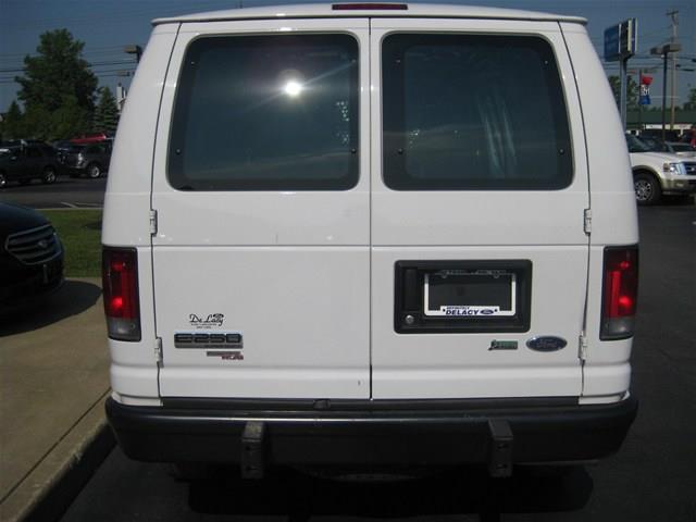 Ford Econoline 2012 photo 2