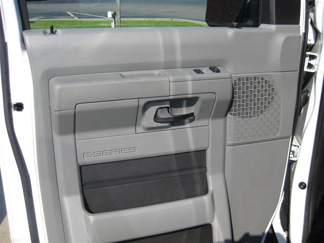Ford Econoline 2012 photo 25