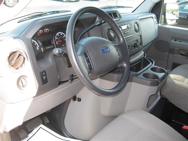 Ford Econoline 2012 photo 26