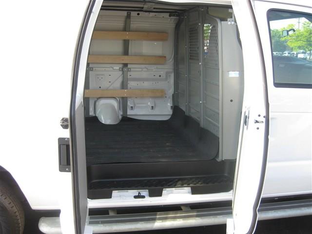 Ford Econoline 2012 photo 8