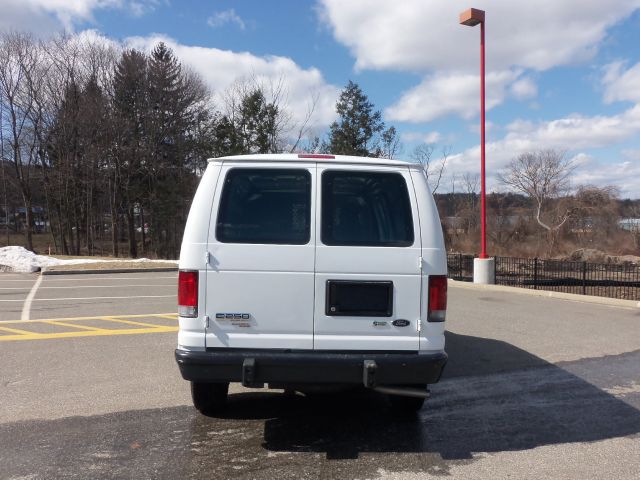 Ford Econoline 2012 photo 2