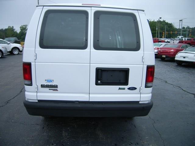 Ford Econoline 2012 photo 2