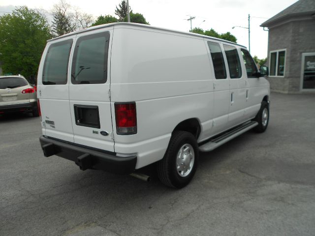 Ford Econoline 2012 photo 2