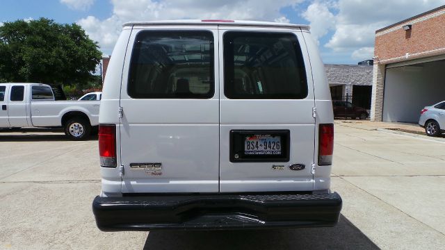 Ford Econoline 2012 photo 3