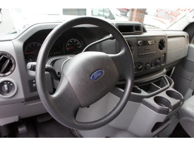 Ford Econoline 2013 photo 2