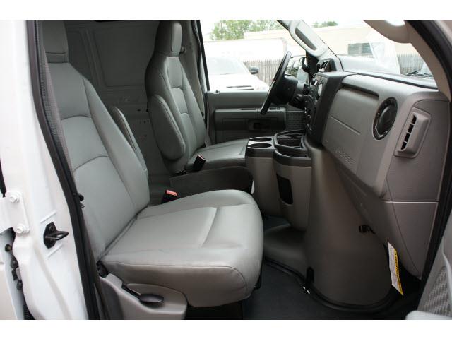 Ford Econoline 2013 photo 3