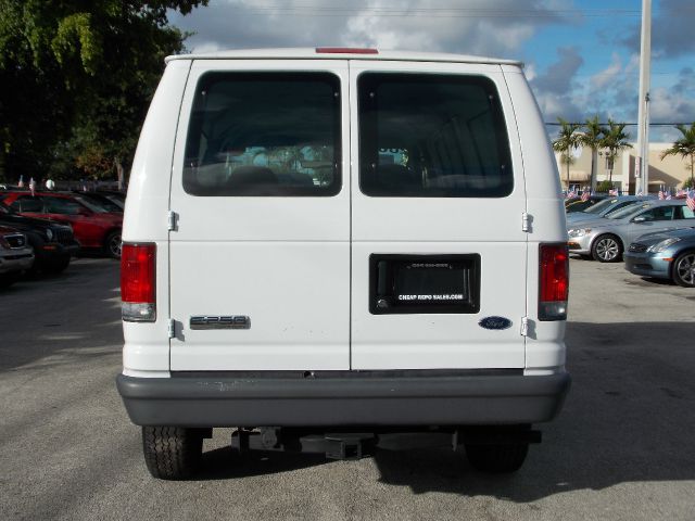Ford Econoline E-250 Cargo Van - White Windows 2007 photo 0