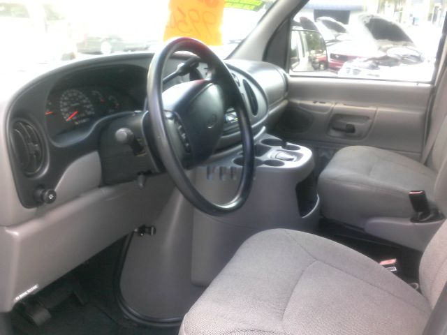 Ford Econoline Wagon 2000 photo 10