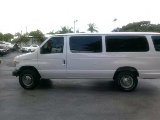 Ford Econoline Wagon 2000 photo 2