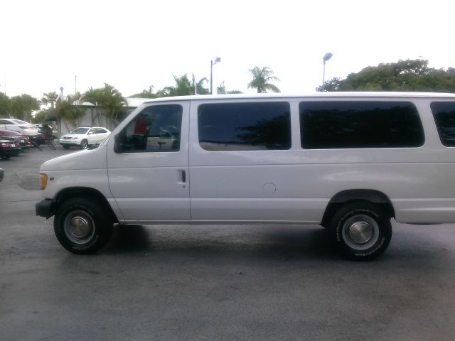 Ford Econoline Wagon 2000 photo 3