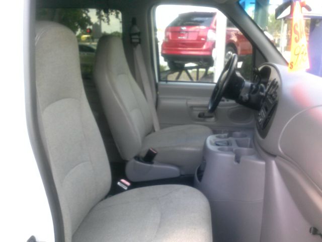 Ford Econoline Wagon 2000 photo 6