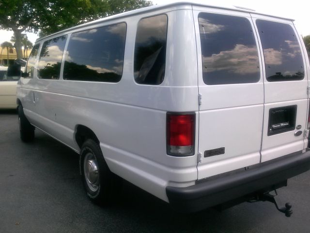 Ford Econoline Wagon 2000 photo 8