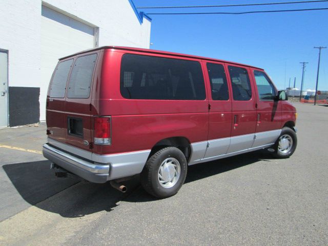 Ford Econoline Wagon 2000 photo 2