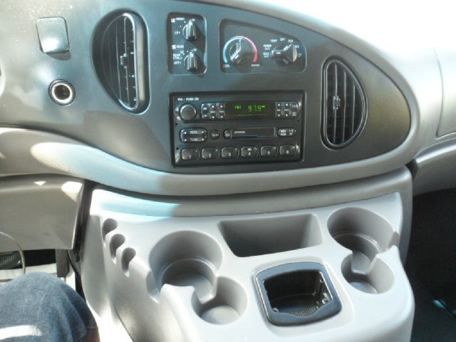Ford Econoline Wagon 2001 photo 12
