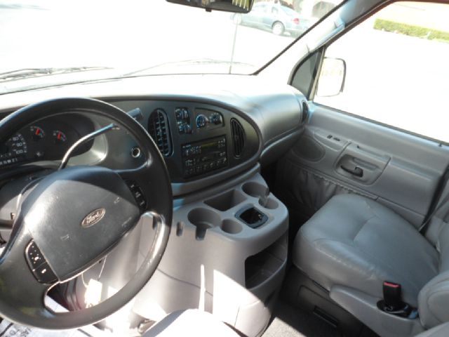 Ford Econoline Wagon 2001 photo 21