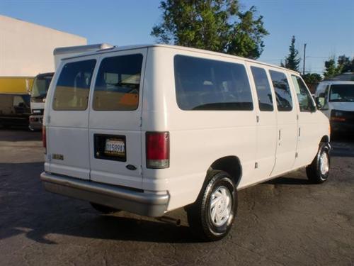 Ford Econoline Wagon 2001 photo 2
