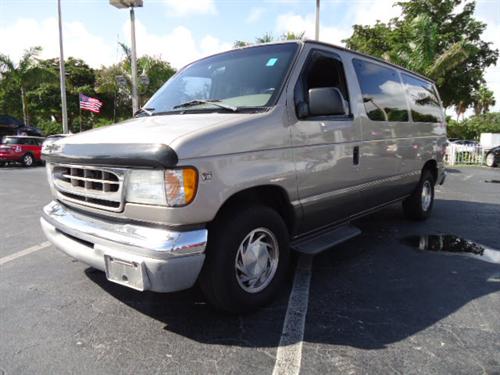 Ford Econoline Wagon 2002 photo 2