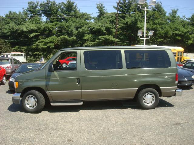 Ford Econoline Wagon 2002 photo 1