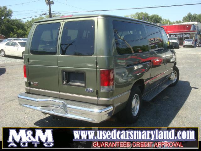 Ford Econoline Wagon 2002 photo 2