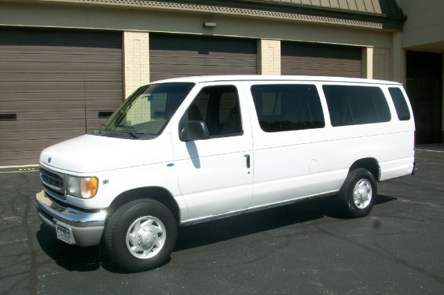 Ford Econoline Wagon 2002 photo 1