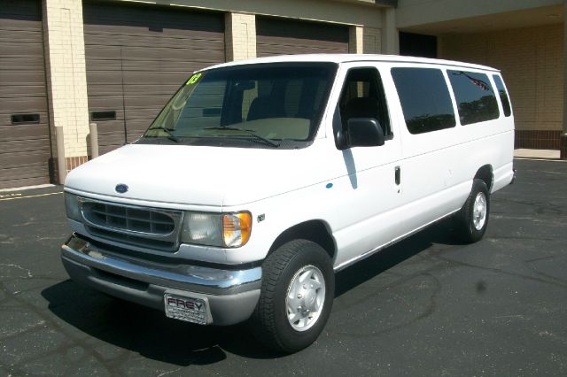 Ford Econoline Wagon 2002 photo 2