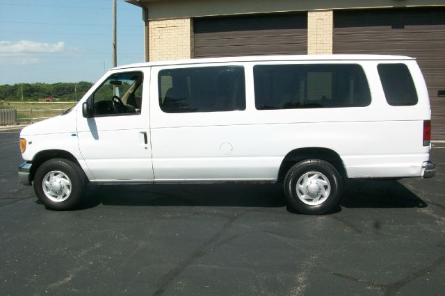Ford Econoline Wagon 2002 photo 3