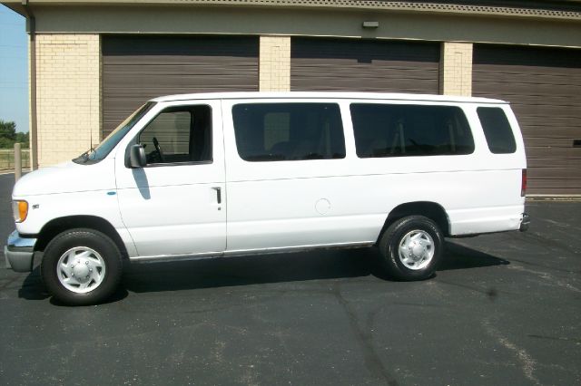 Ford Econoline Wagon 2002 photo 4