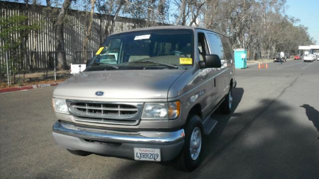 Ford Econoline Wagon 4dr 4WD SLE Commercial Passenger Van