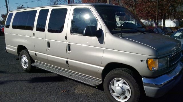 Ford Econoline Wagon 2002 photo 2