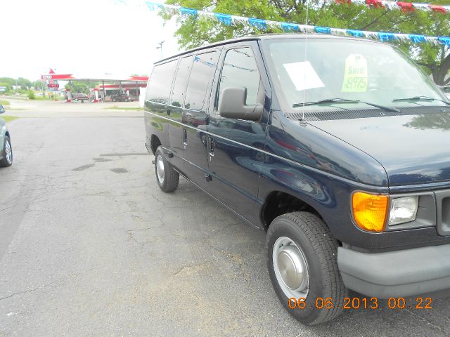 Ford Econoline Wagon 2003 photo 2