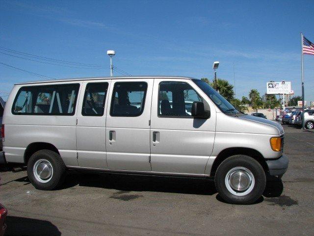 Ford Econoline Wagon 2003 photo 2