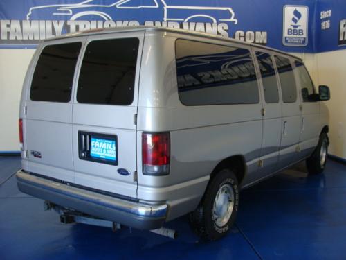 Ford Econoline Wagon 2003 photo 2