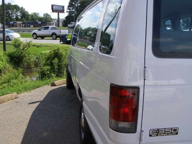 Ford Econoline Wagon 2003 photo 2