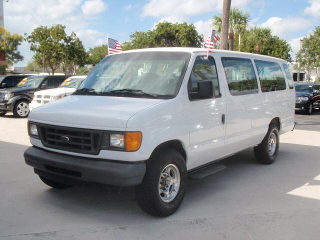 Ford Econoline Wagon 2003 photo 2