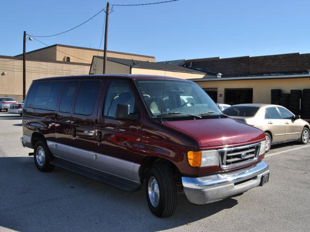 Ford Econoline Wagon 2003 photo 2