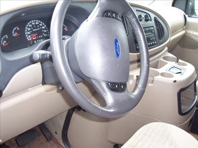 Ford Econoline Wagon 2003 photo 2