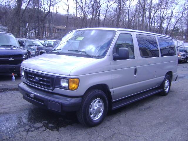 Ford Econoline Wagon 4dr Sdn CX Passenger Van
