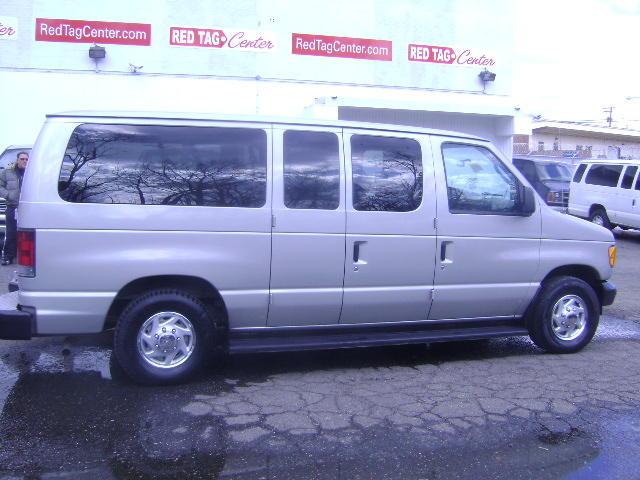 Ford Econoline Wagon 2003 photo 2