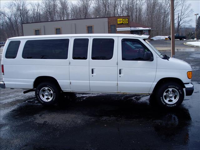 Ford Econoline Wagon 2003 photo 2
